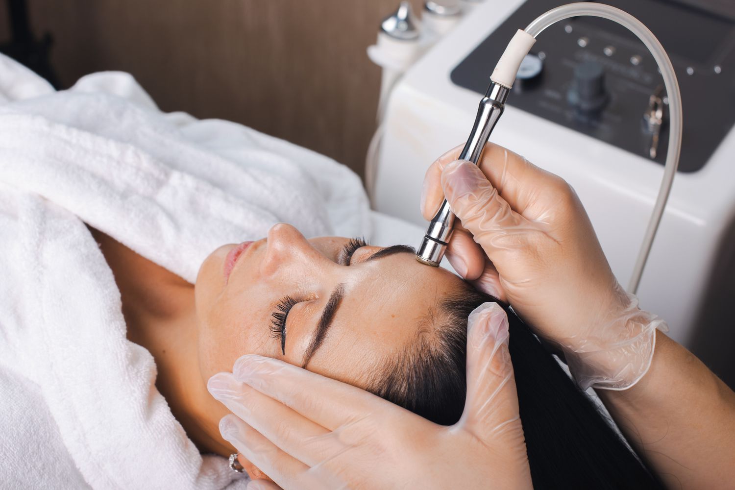 Microdermabraziunea medicală – Tratament eficient pentru reîmprospătarea tenului - DermaLux Iasi