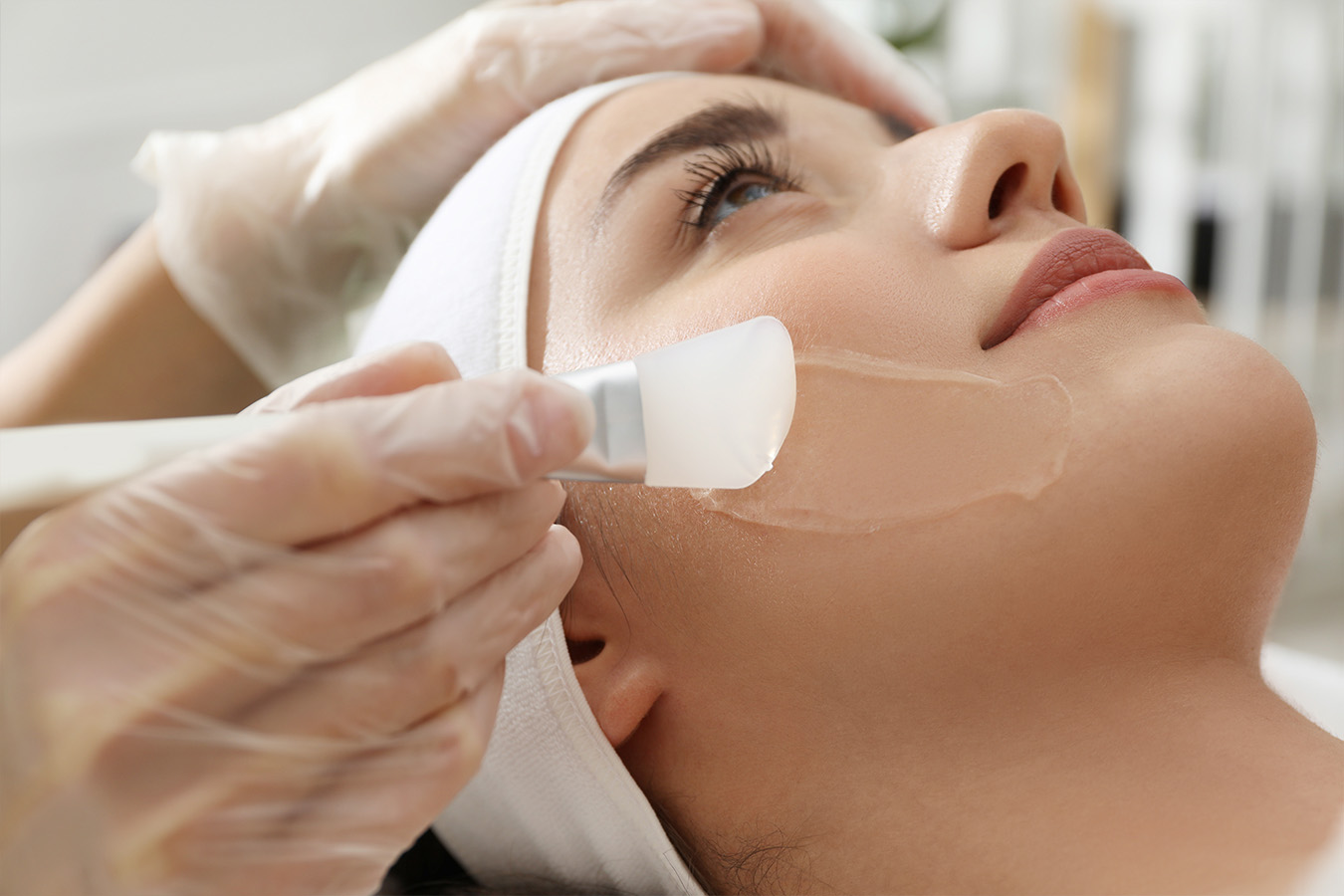Peelingul chimic – Soluția ideală pentru rejuvenarea pielii - DermaLux Iasi